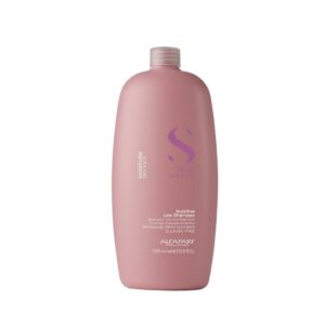 Hidrata, nutre y suaviza Nutritive Low Shampoo limpia delicadamente el cabello y nutre la fibra capilar dejando el cabello suave y con brillo.