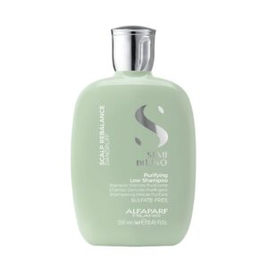 Recupera el equilibrio biológico, purifica y previene Purifying Low Shampoo limpia delicadamente normalizando las disfunciones del cuero cabelludo, retrasando la reaparición de caspa seca o grasa.